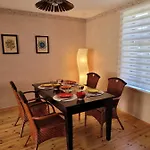 Elisabeth's & Courtyard For Barbeque 페르누